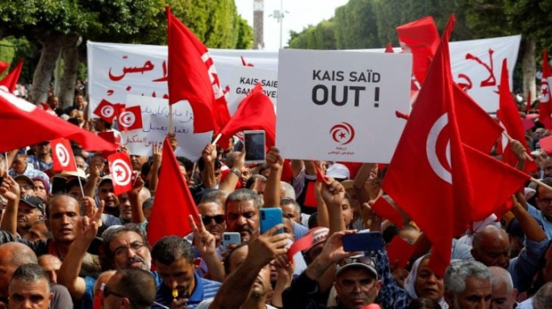 صحيفة فرنسية: معارضة الرئيس التونسي مكمّمة الآن